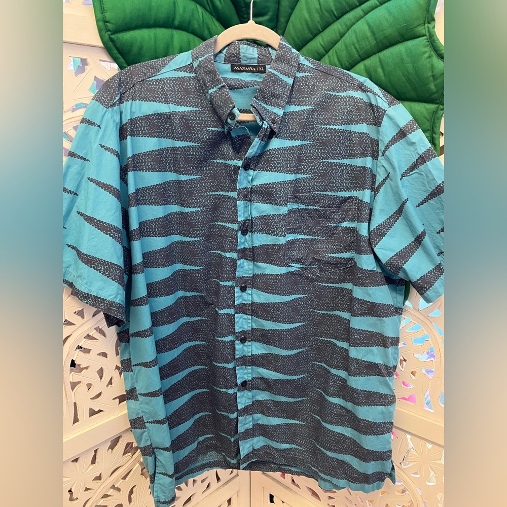 Men’s Manaola Hawaiian aloha shirt, short sleeve button up. Color: Blue and Navy